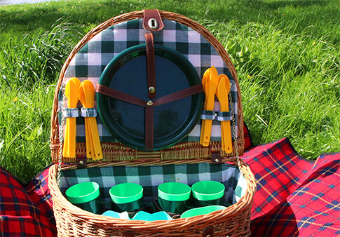 Picknick-Korb mit Mehrweggeschirr