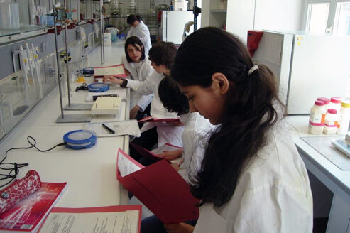Schüler im Labor