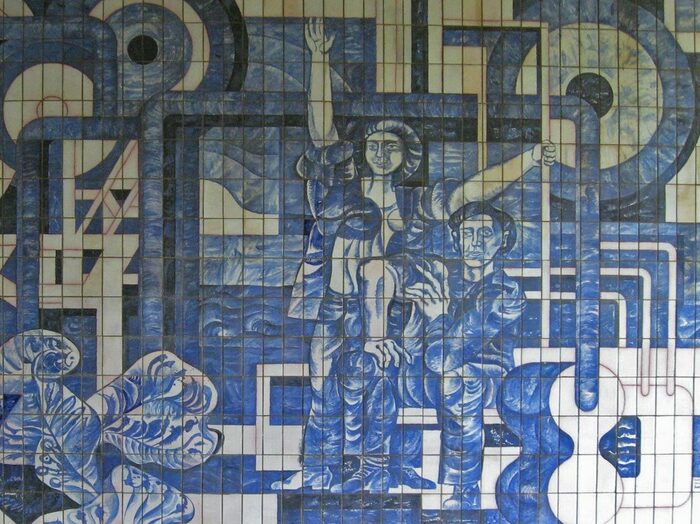 Glasmalerei in Blautönen auf Spaltkeramikplatten - Detail eines Wandbildes von Rudolf Sitte und Dieter Graupner aus dem Jahr 1974 in der Mensa Merseburg. Seit 2018 unter Denkmalschutz stehend.
