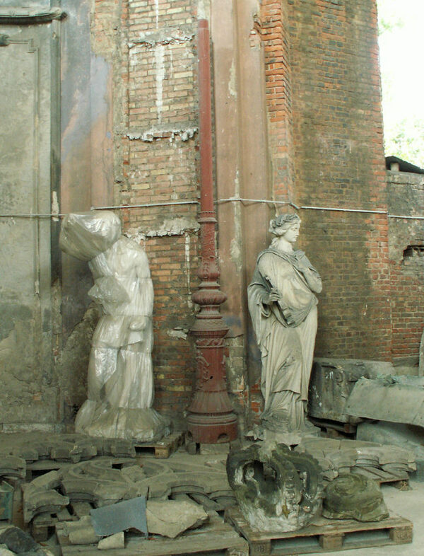 Innenraum der ehemaligen Zionskirche mit geborgenen Skulpturen