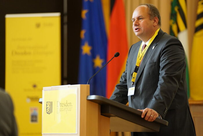 Dresdens Oberbürgermeister Dirk Hilbert begrüßt die Konferenzteilnehmer