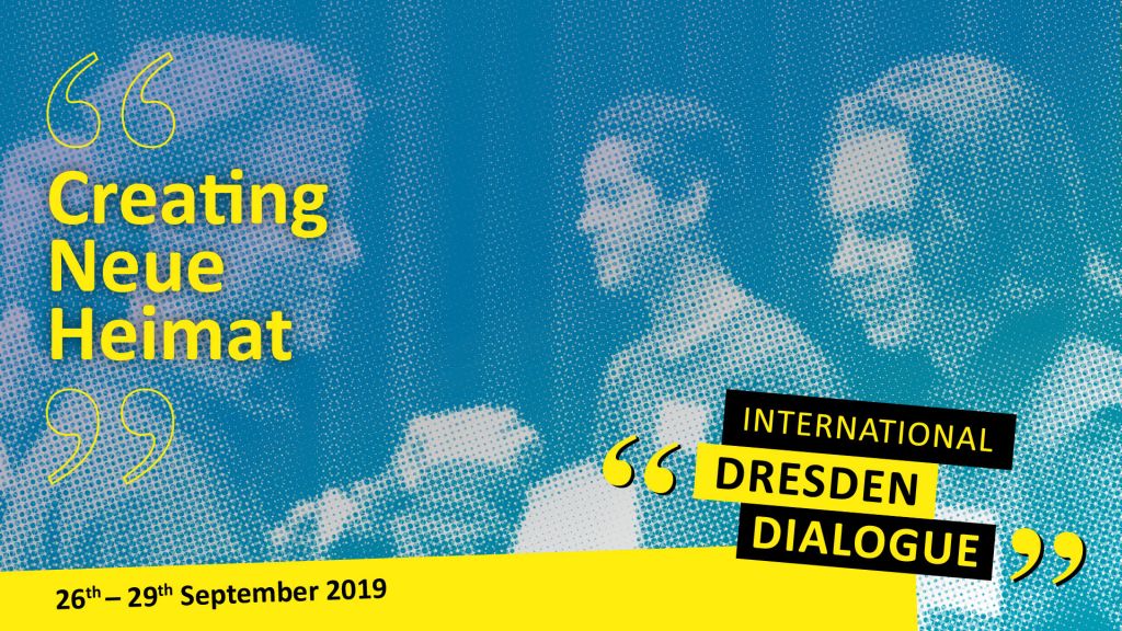Logografik mit der Aufschrift "Internationaler Dresden Dialog" und dem Titel "Creating Neue Heimat" sowie Jugendlichen im Hintergrund