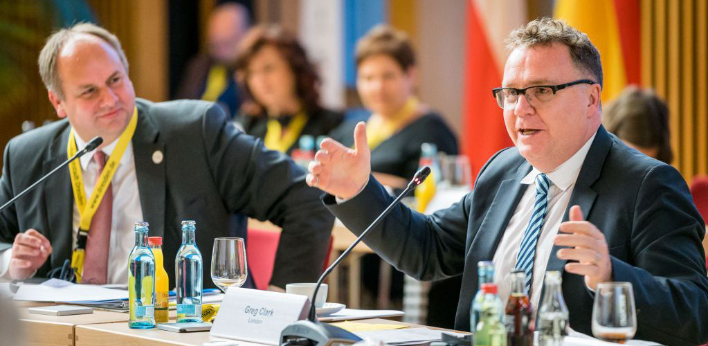 Oberbürgermeister Dirk Hilbert hört dem Moderator des Internationalen Dresden Dialoges Greg Clark bei seinen Ausführungen zu