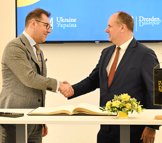 Botschafter der Ukraine in der Bundesrepublik Deutschland Oleksii Makeiev und Oberbürgermeister Dirk Hilbert reichen sich die Hände
