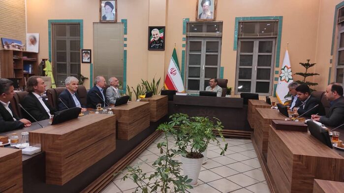 Delegierte sitzen an Rednerpulten im Büro des Oberbürgermeisters von Shiraz