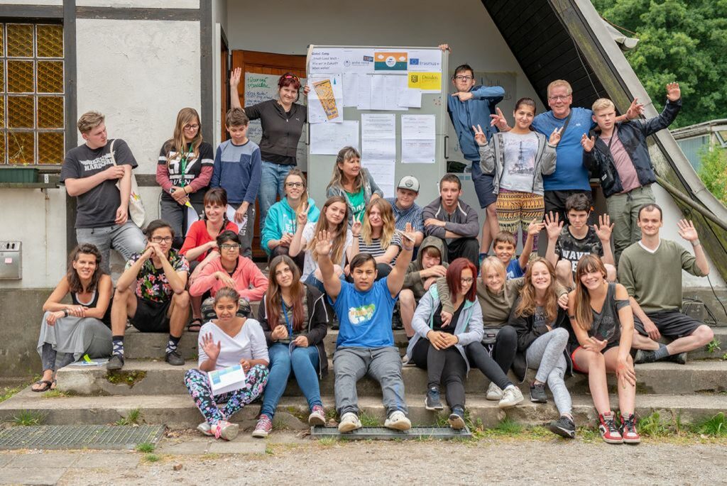 Gruppenbild mit jungen Teilnehmenden und Lehrenden in einem Sommercamp
