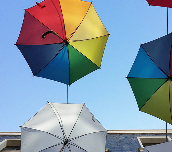 Geöffnete Regenschirme in Regenbogenfarben