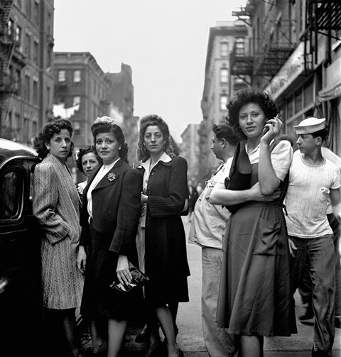 Mehrere Frauen blicken in die Kamera, im Hintergrund ist die Silhouette New Yorks zu erkennen