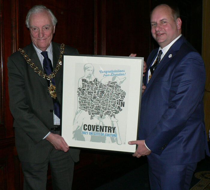 OB Dirk Hilbert gratulierte Lord Mayor Tony Skipper zur UK City of City of Culture mit einem Siebdruck des Dresdner Ateliers BSO Heitkamp. Der Sonderdruck zeigt die Stadt Coventry topografisch