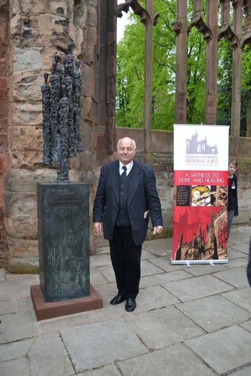 der Bildhauer Prof.Helmut Heinze 2012 mit seiner Skulptur in der Ruine der alten Kathedrale Coventry