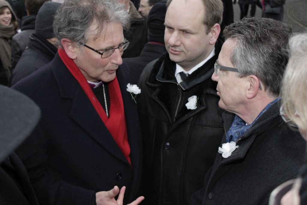 2011: Menschenkette in Dresden, der Bischof von Coventry Dr. Cocksworth im Gespräch mit Bürgermeister Hilbert und Bundesinnenminister de Maizière