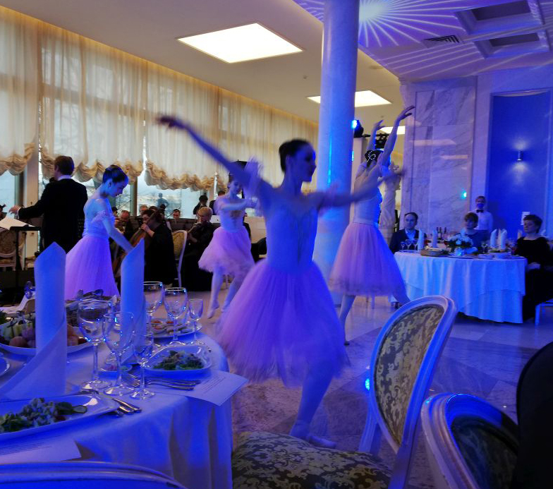 Klassisches Ballett mit Tänzerinnen in blauem Licht