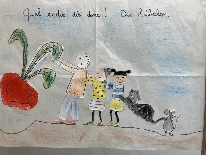 Mit Buntstiften gemaltes Bild von drei Kindern, Katze und Maus, die an einer Rübe ziehen