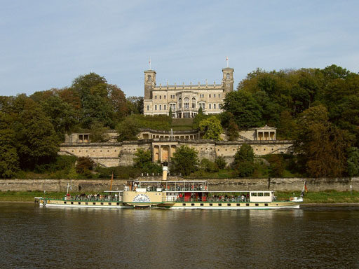 Schloss Albrechtsberg, im Vordergrund die Elbe mit einem Dampfer