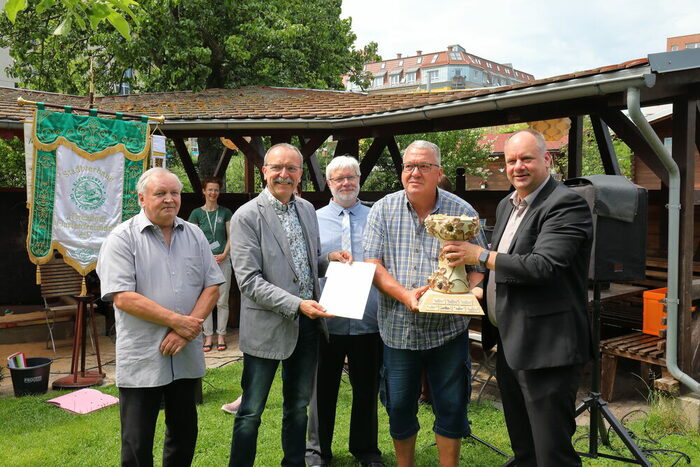 Oberbürgermeister Dirk Hilbert übergibt den Siegerpokal den Gewinner
