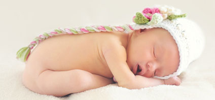 schlafendes Baby mit Mütze, Foto: Pixabay