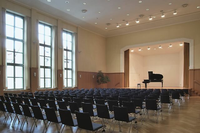 Blick in den Clara-Schumann-Saal mit Reihenbestuhlung