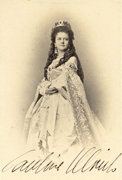 Schwarz-weiß-Foto, Frau mit langen dunklen Locken und Krone im Ballkleid