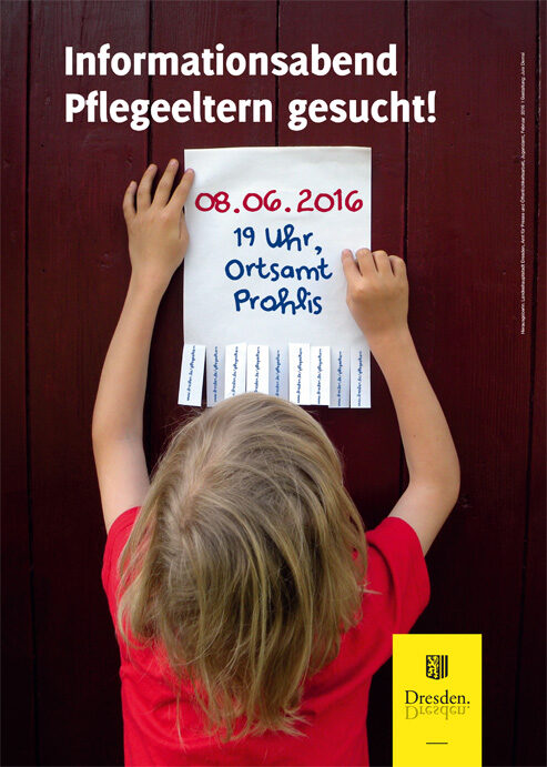 Kind hängt Zettel auf - Plakatmotiv zum Informationsabend