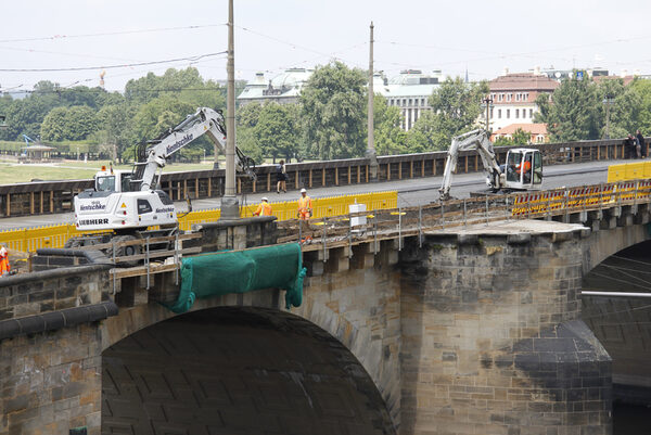Seitenansicht Augustusbrücke mit zwei weißen Baggern