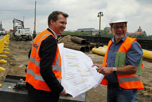 Bürgermeister Raoul Schmidt-Lamontain und Amtsleiter Prof. Reinhard Koettnitz auf der Baustelle Augustusbrücke