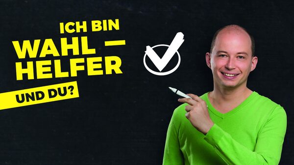 Mann in grünem Pullover vor schwarzem Hintergrund, mit Stift in der Hand, Haken in weißem Kreis, gelber Text: Ich bin Wahlhelfer. Und Du?
