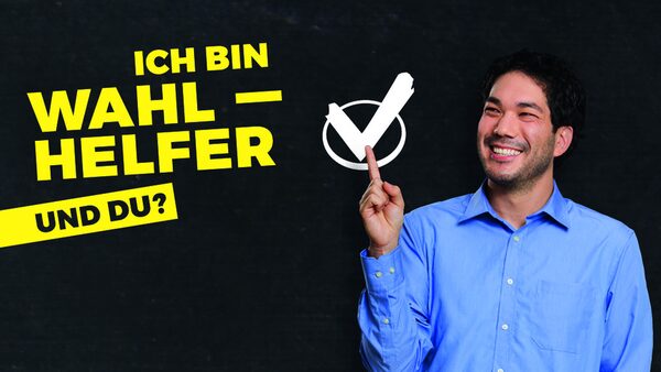 Mann in blauem Hemd vor schwarzem Hintergrund, zeigt auf Haken in weißem Kreis, gelber Text: Ich bin Wahlhelfer. Und Du?