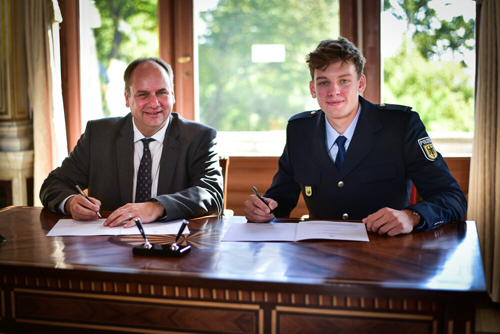 Dirk Hilbert und Benedikt Bachmann bei der Unterzeichnung