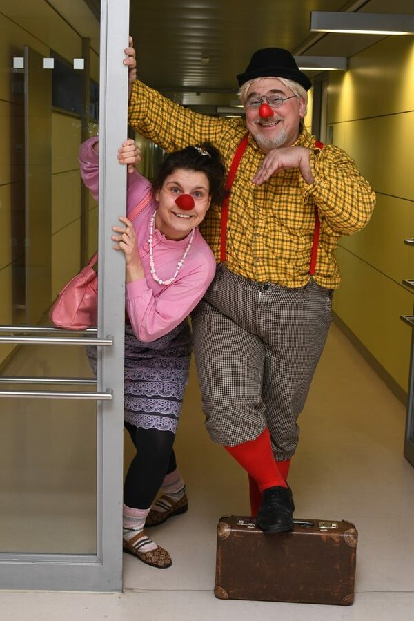 Mann und Frau mit Clownsnase