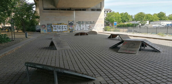 Unter der Nossener Brücke befinden sich auf einer befestigten Fläche verschiedene Skateelemente.