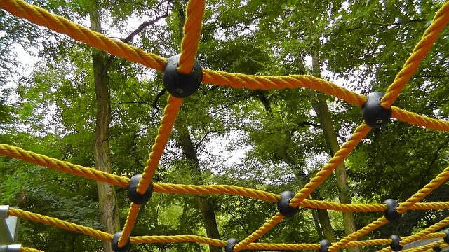 Das Foto zeigt die Nahaufnahme eines Klettergerüstes. Für das Gerüst wurden Kletterseile zu einem Netz verknüpft.