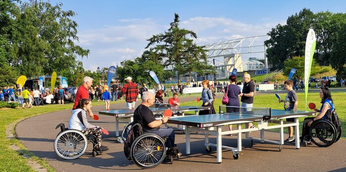 Behindertentischtennis - Spezielle Tischtennisplatten ermöglichen auch Rollstuhlfahrern Tischtennis zu spielen