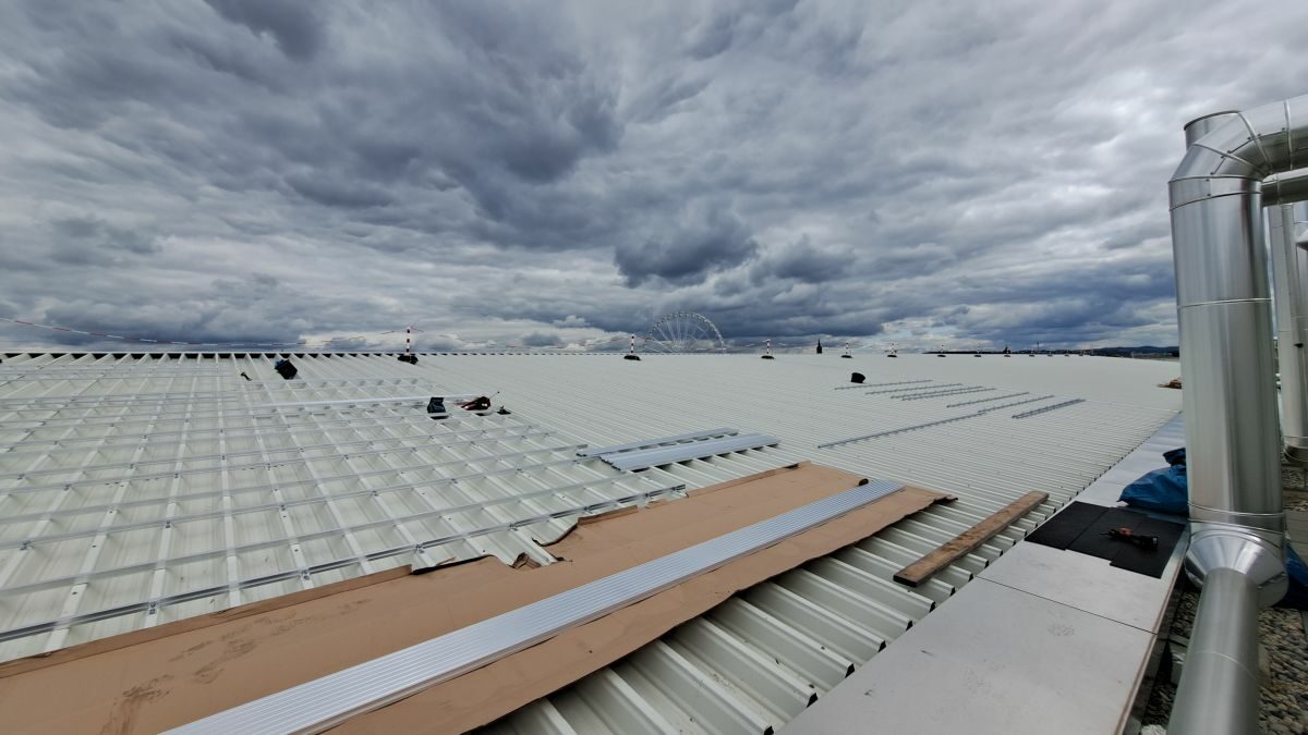 Auf dem 140 Meter langen Dach werden 750 Module der Photovoltaikanlage installiert, bis zu 300.000 Kilowattstunden Strom pro Jahr erzeugen