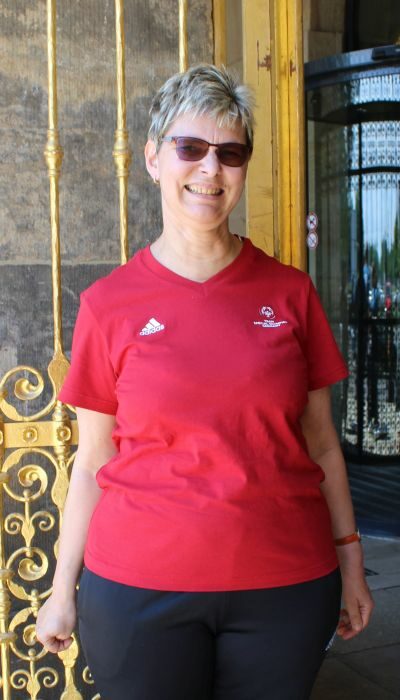 Dörte Leistikow - Portrait einer blonden Frau mittleren Alters mit Sonnenbrille und rotem Shirt