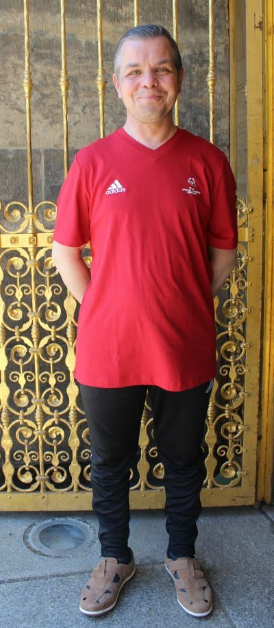 Boccia-Sportler Frank Schürmann - Mann mittleren Alters mit rotem Shirt