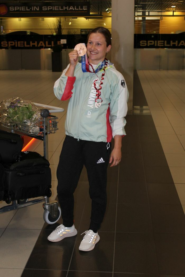 Tina Punzel kommt mit der Bronzemedaille im 3-Meter-Synchron-Wasserspringen mit Lena Hentschel zurück nach Dresden