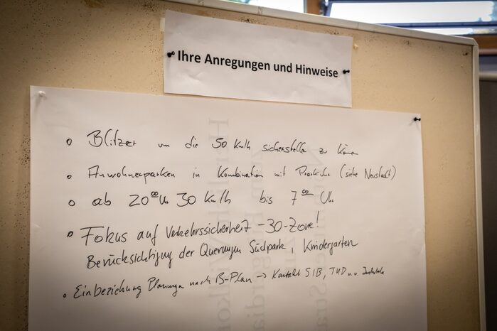 Auf einem Bild stehen auf einem Plakat die von den Bürgern gegebenen Anregungen und Hinweise zur Neugestaltung der Nöthnitzer Straße im Rahmen des Bürgerdialogs.