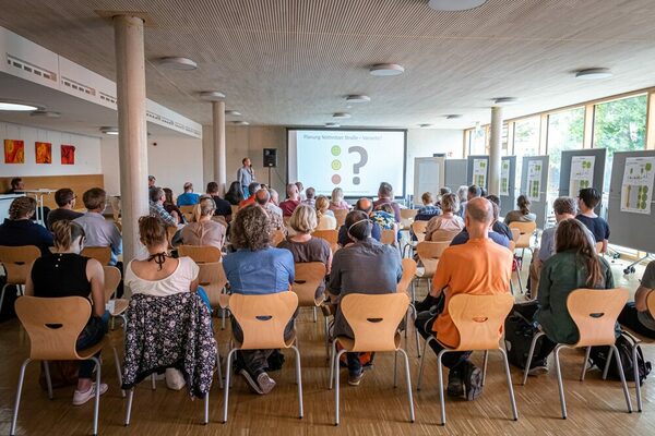 Auf dem Bild sind Teilnehmende am Bürgerdialog zur Nöthnitzer Straße am 8. Juni 2022 zu sehen.