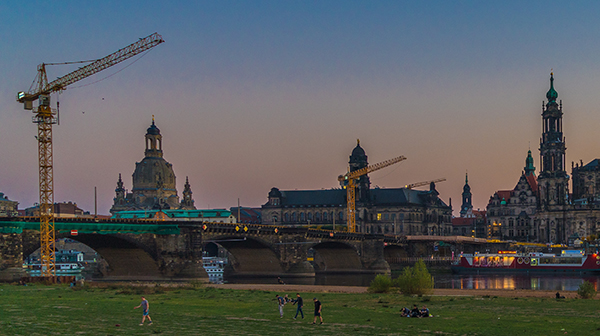 Silhouette der Dresdner Altstadt mit Baukränen im Abendlicht