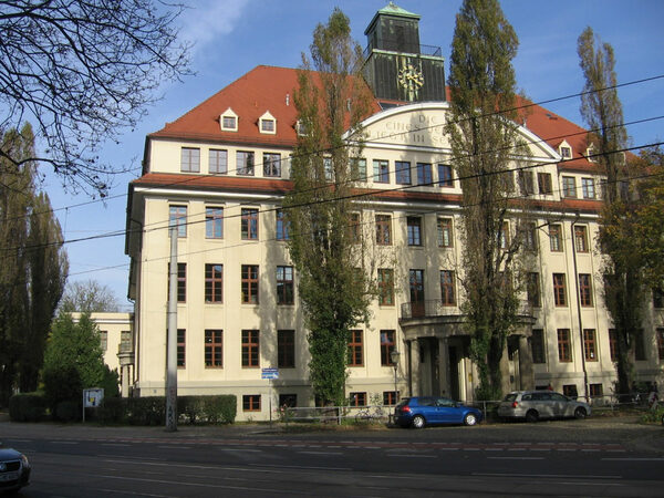 Foto zeigt Schulgebäude des Pestalozzi Gymnasium