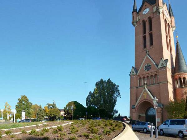 St.-Petri-Kirche am Großenhainer Platz mit neugestalteter Freifläche
