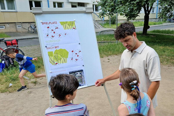 Kinder uentwickeln Ideen für den zukünftigen Spielplatz im Innenhof der Budapester Straße