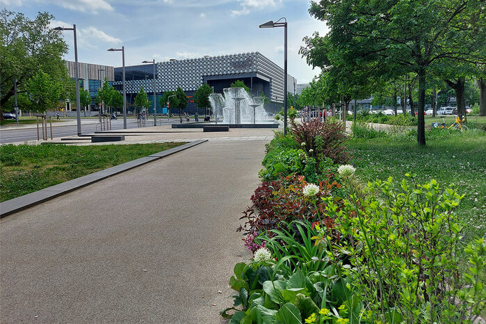 Auf dem Bild ist der neu errichtete Promenadenweg zu sehen, im Hintergrund die Centrum Galerie.
