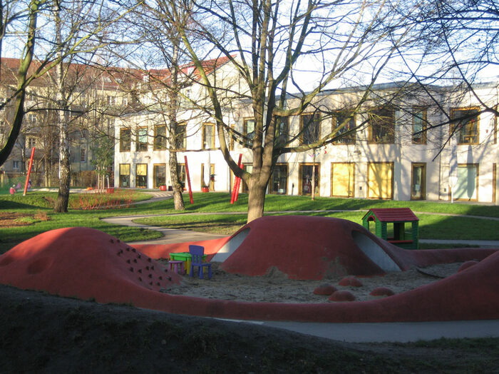 Die Kindertagesstätte Pfiffikus in der Wurzener Straße 19 von der Südseite aus gesehen