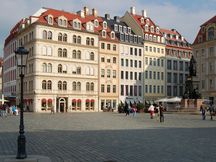 Frontal im Bild: 5 rekonstruirte Fassaden Neumarkt 6-7 mit 5-6 Geschosse. Schräg rechts die Rekonstruierte Fassde Neumarkt 8. Im Vordergrund gepflasterte Platzfläche.