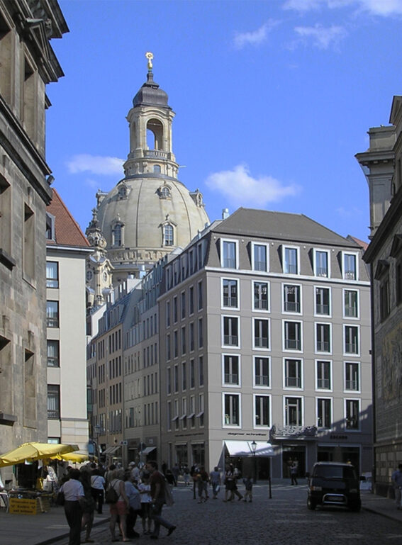 Markantes Eckgebäude am Ende des Fürstenzuges, im Hintergrund die Frauenkirche