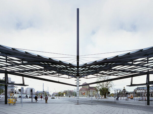 Im Bild ist die Konstruktion des Wilsdruffer Tores am Postplatz zu sehen