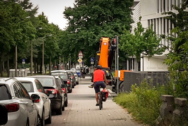 Radfahrer auf dem frei gegebenen Fußweg an der Nöthnitzer Straße