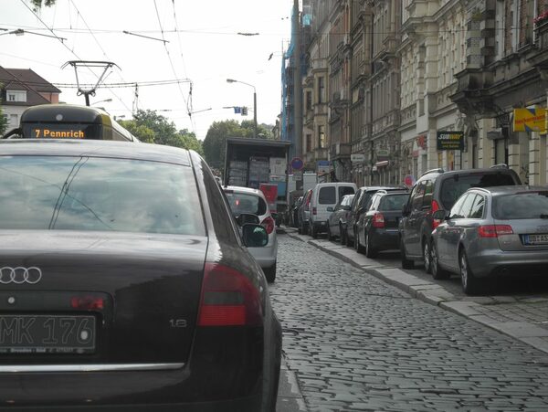 Verkehrsbelastung: Autoschlange auf Kopfsteinpflaster
