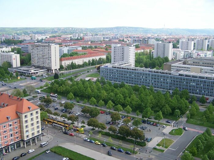 Foto aus der Luft von einer Stadt mit Häusern, Straßen und Bäumen